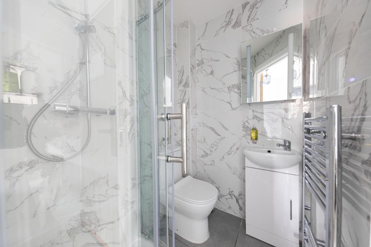 Functional Double With An Ensuite Toilet And Shower Near Tube And Bus Stations Londra Esterno foto