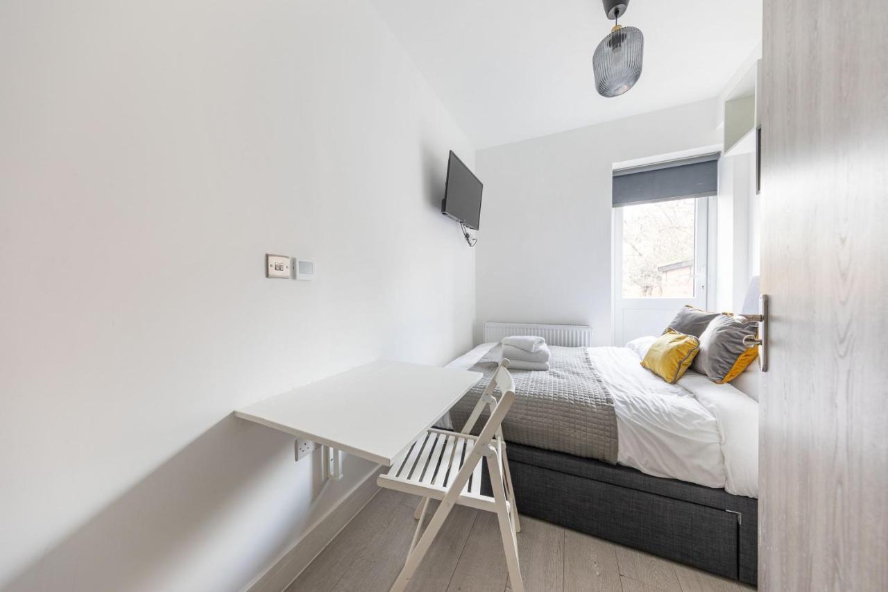 Functional Double With An Ensuite Toilet And Shower Near Tube And Bus Stations Londra Esterno foto