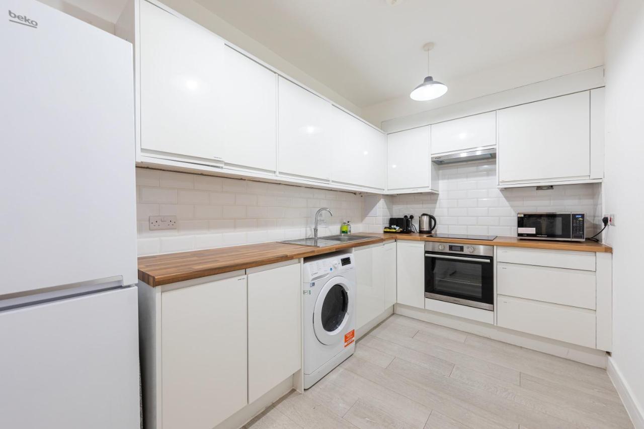 Functional Double With An Ensuite Toilet And Shower Near Tube And Bus Stations Londra Esterno foto